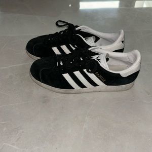 Women's Adidas Gazelle Samba sneaker size 6